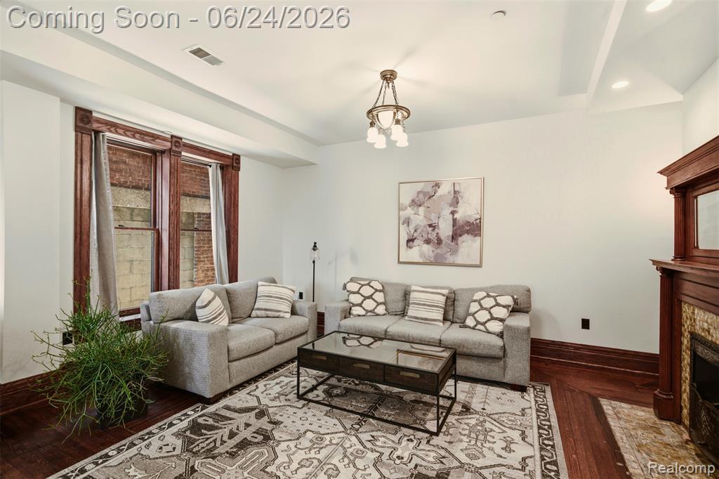 701 W Canfield Street Property Photo 9