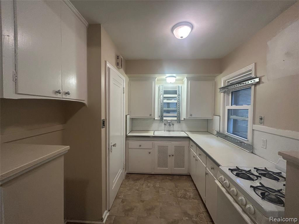 5290 University Place Property Photo 3