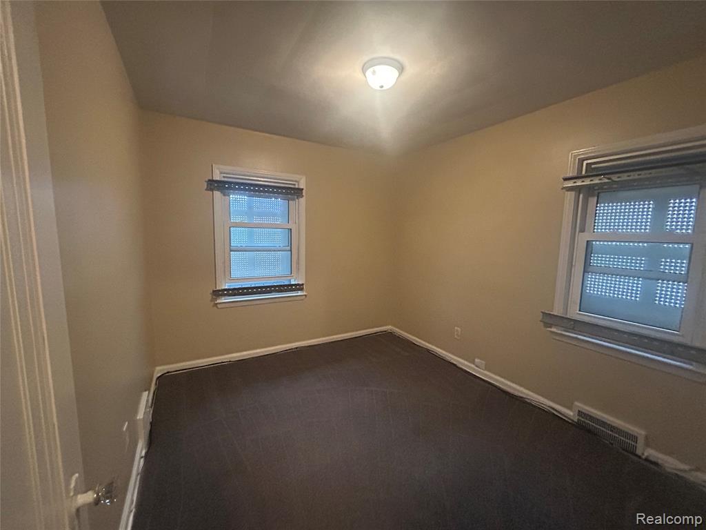 5290 University Place Property Photo 12
