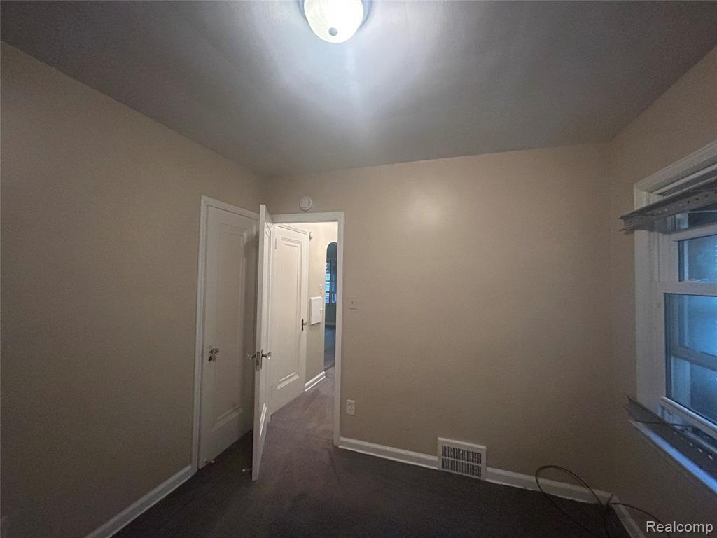 5290 University Place Property Photo 15
