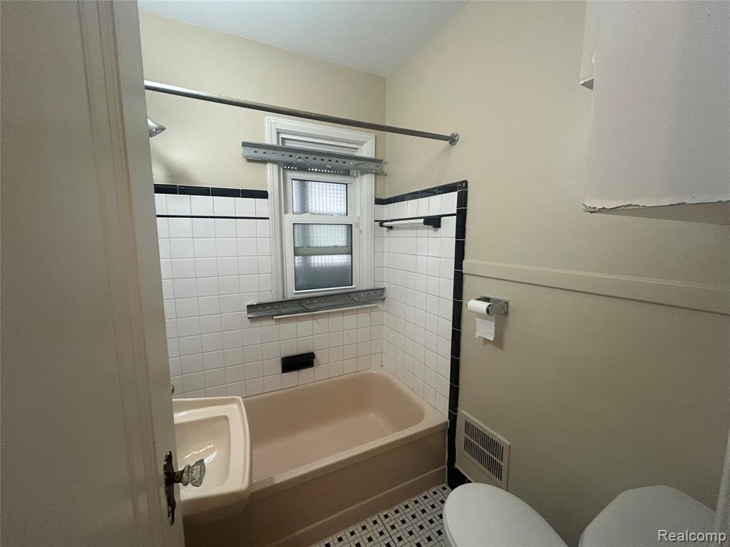 5290 University Place Property Photo 16