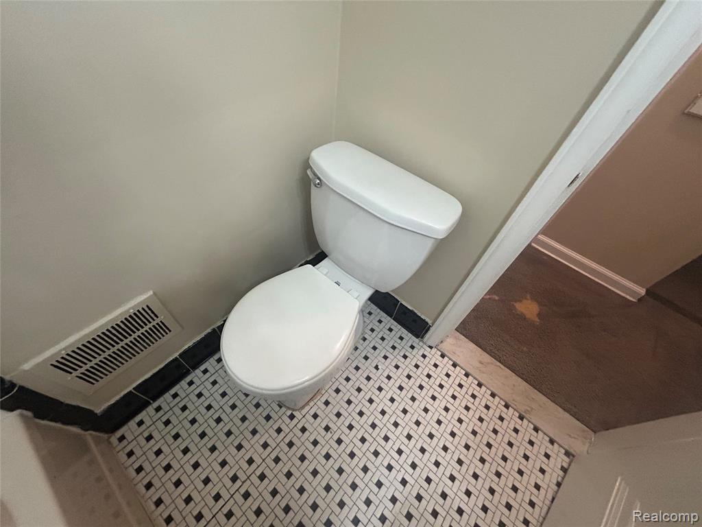 5290 University Place Property Photo 19