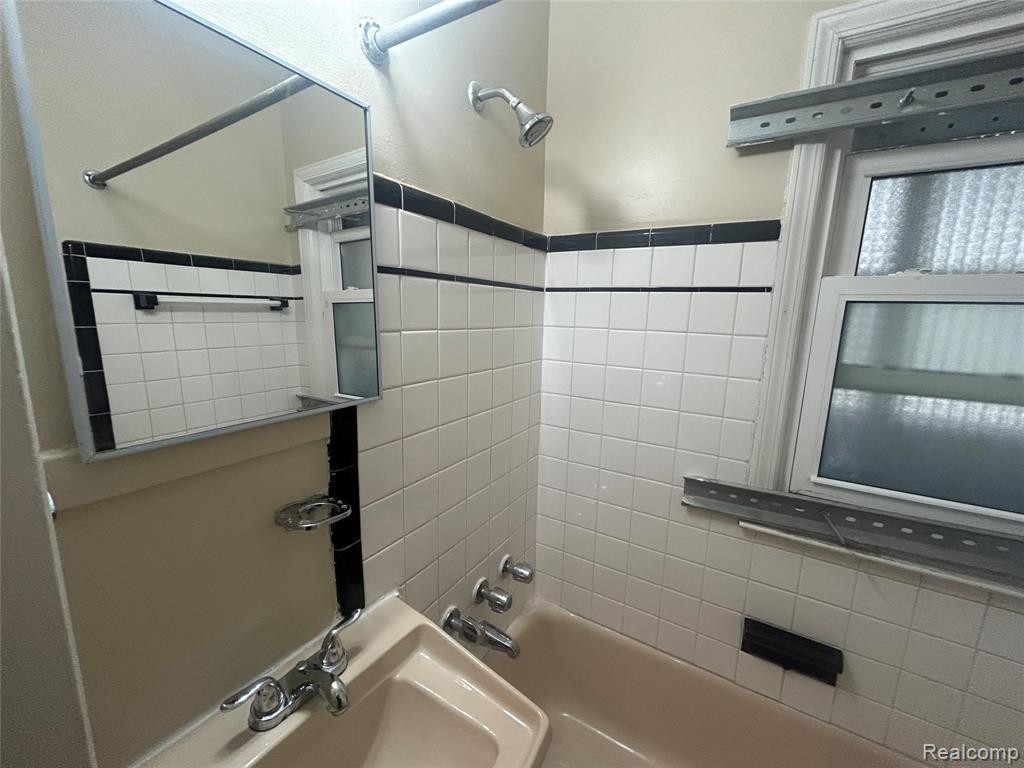 5290 University Place Property Photo 20