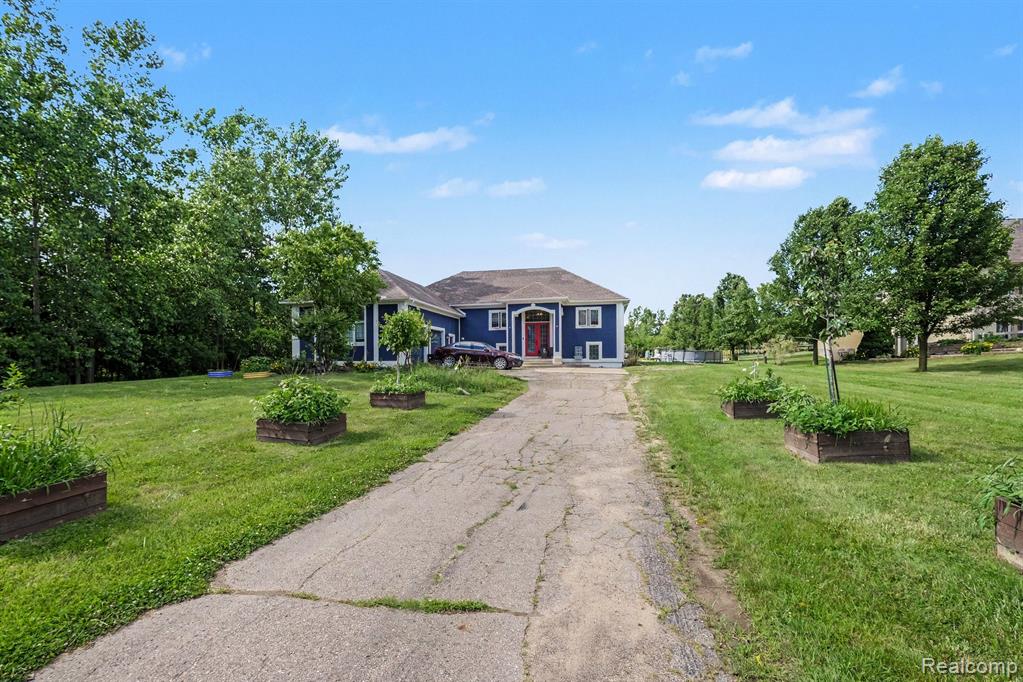 4251 E Maple Avenue Property Photo 3