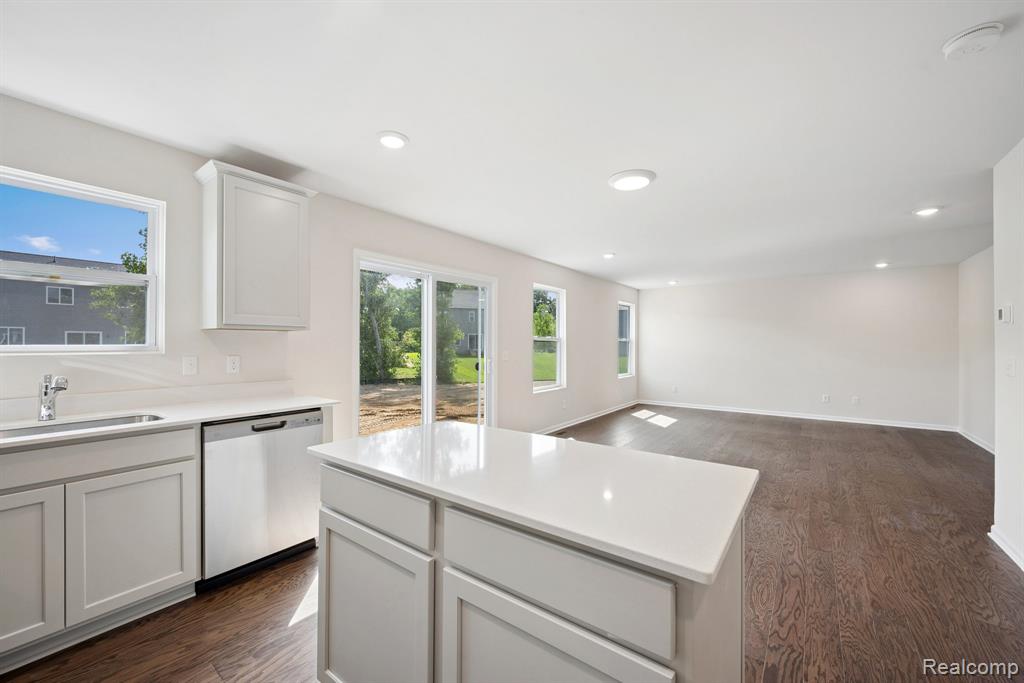 368 Edge Brook Drive Property Photo 7