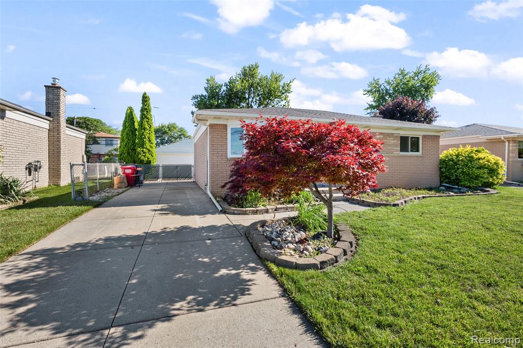 15641 Common Road Property Photo 3