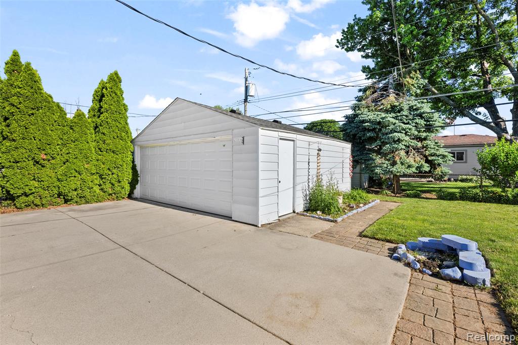 15641 Common Road Property Photo 5