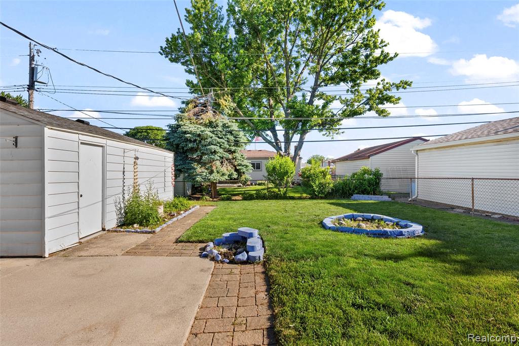 15641 Common Road Property Photo 6