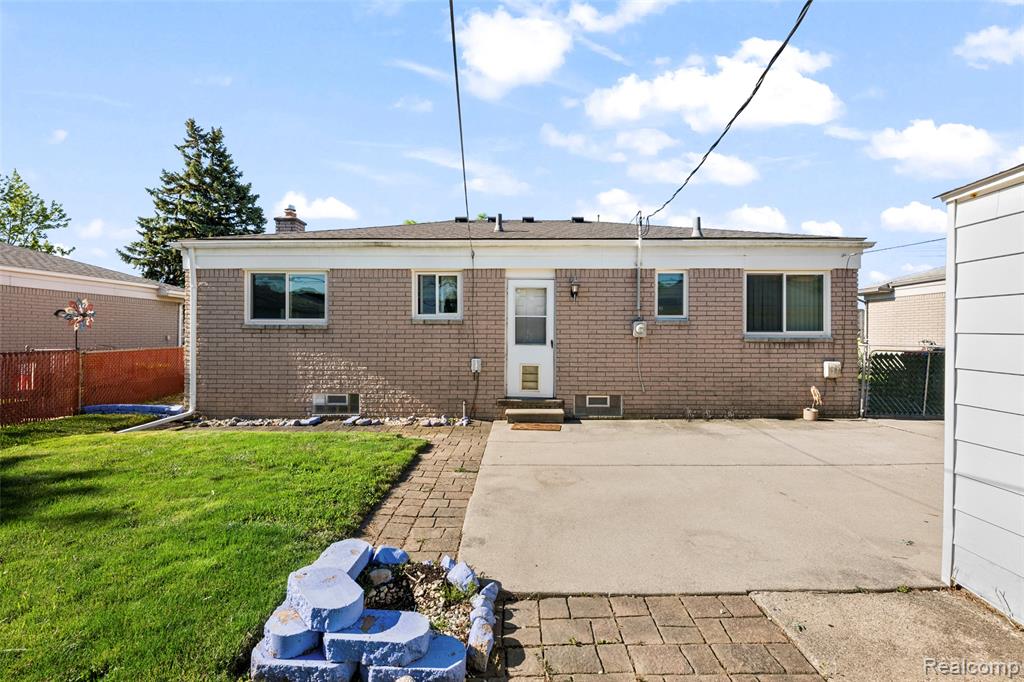 15641 Common Road Property Photo 8