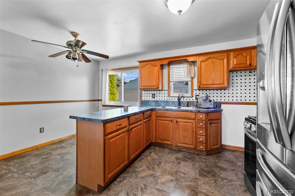 15641 Common Road Property Photo 13