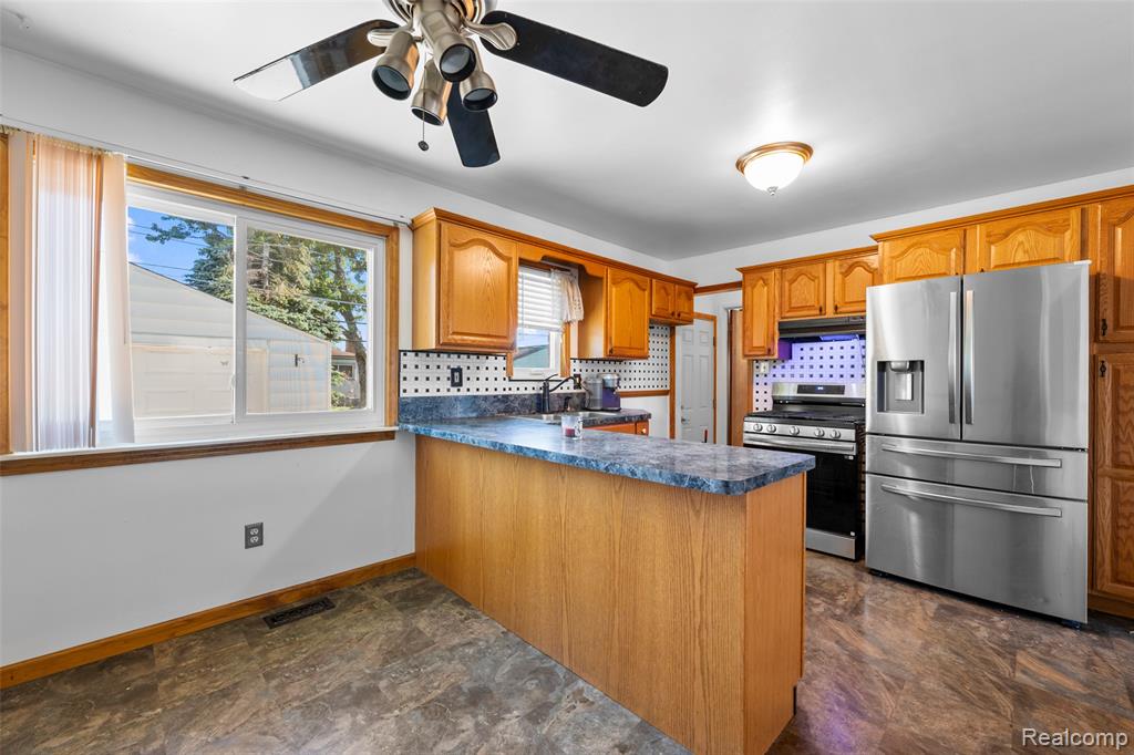 15641 Common Road Property Photo 15