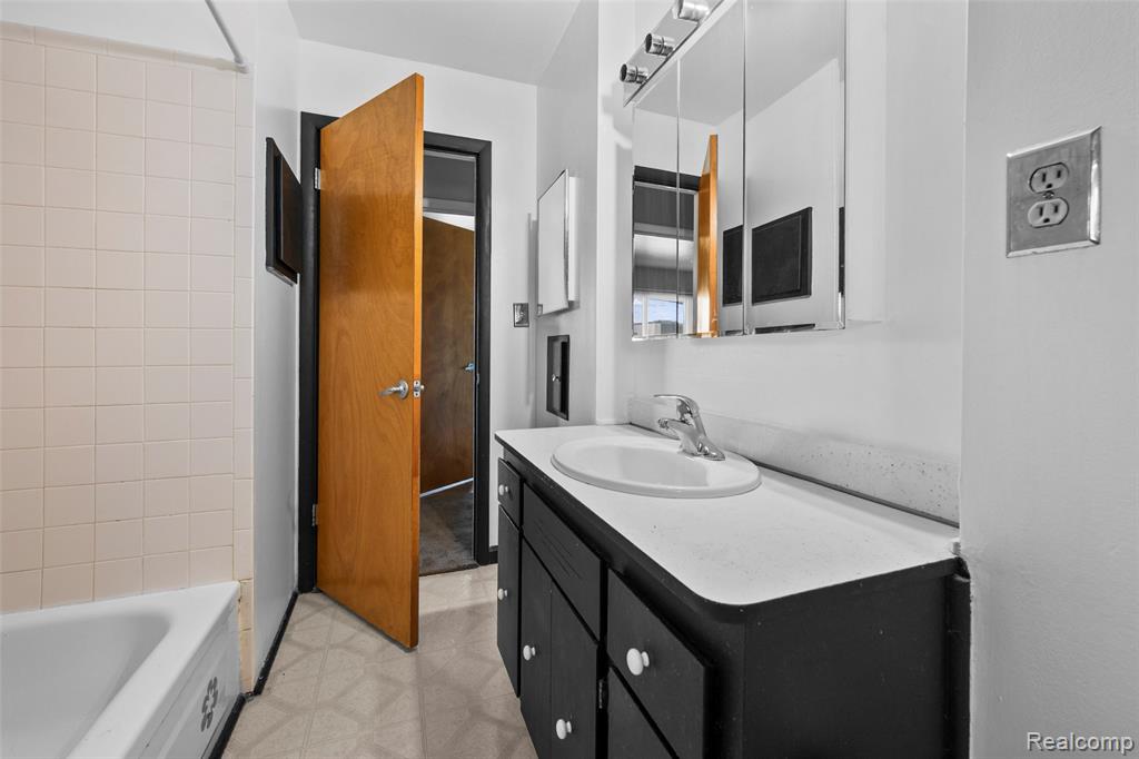 15641 Common Road Property Photo 25