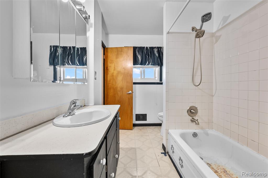 15641 Common Road Property Photo 26