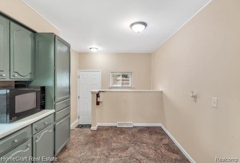 1233 Davis St Property Photo 6