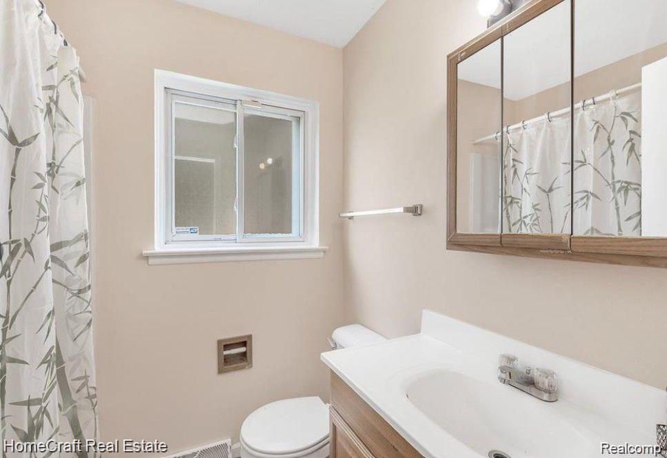 1233 Davis St Property Photo 8