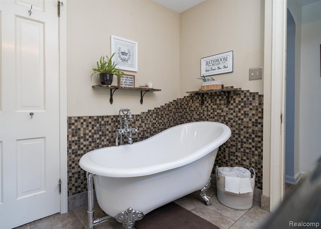 28090 Sunset Boulevard Property Photo 24