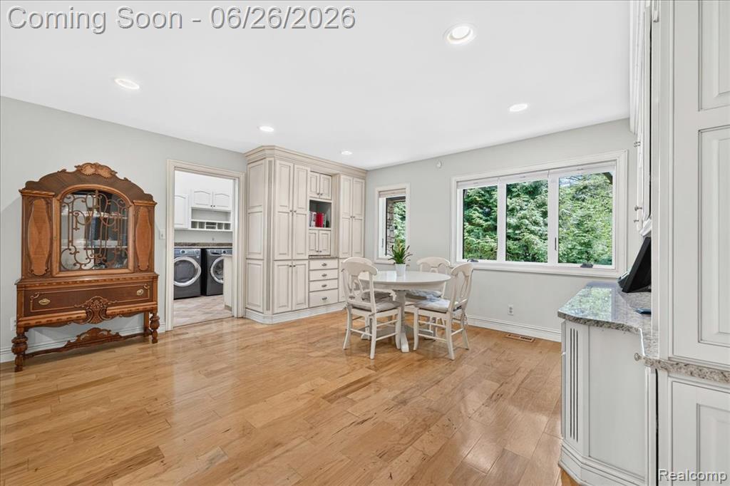 29498 E River Road Property Photo 14
