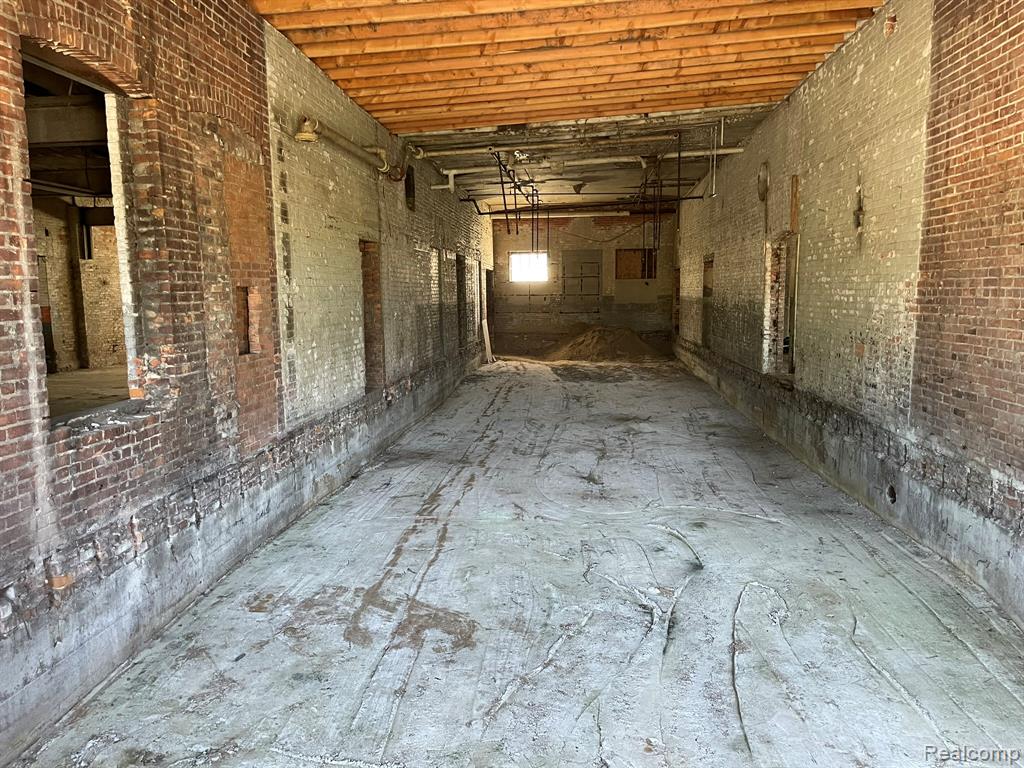 619-635 East Washington Property Photo 5