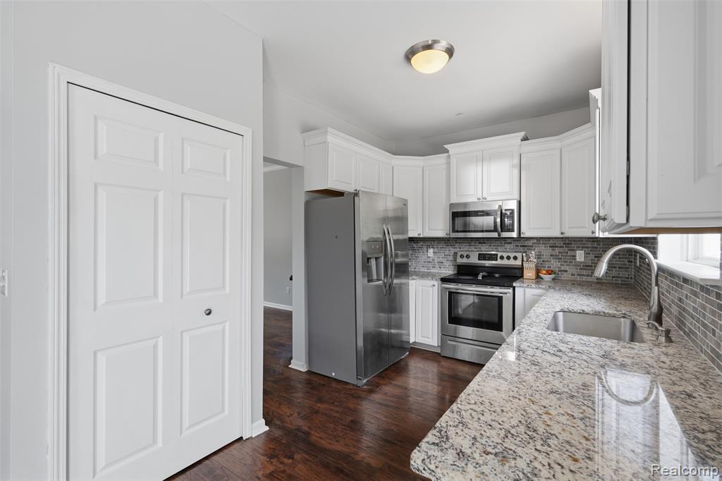 1099 Carriage Hill Drive Property Photo 8