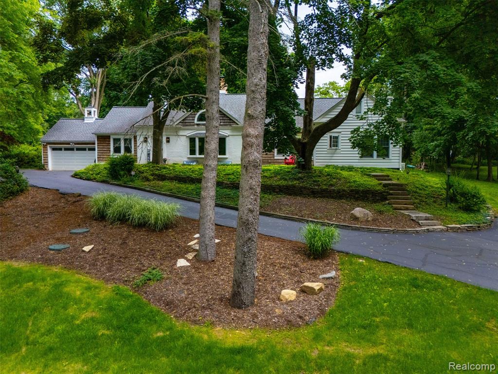 27310 Crestwood Drive Property Photo 4