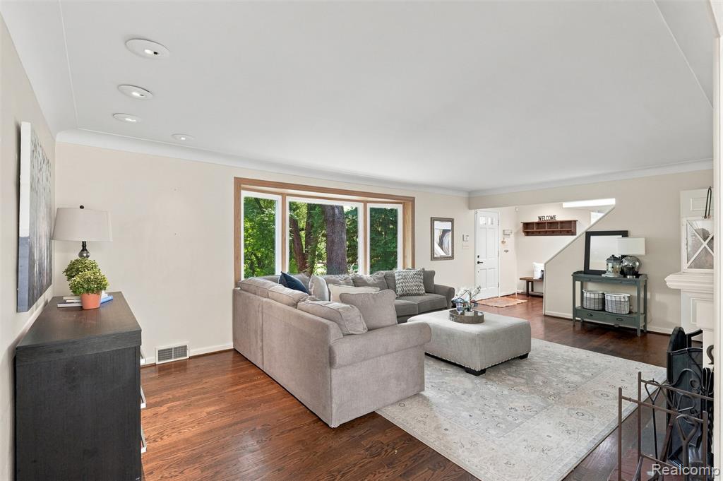 27310 Crestwood Drive Property Photo 8