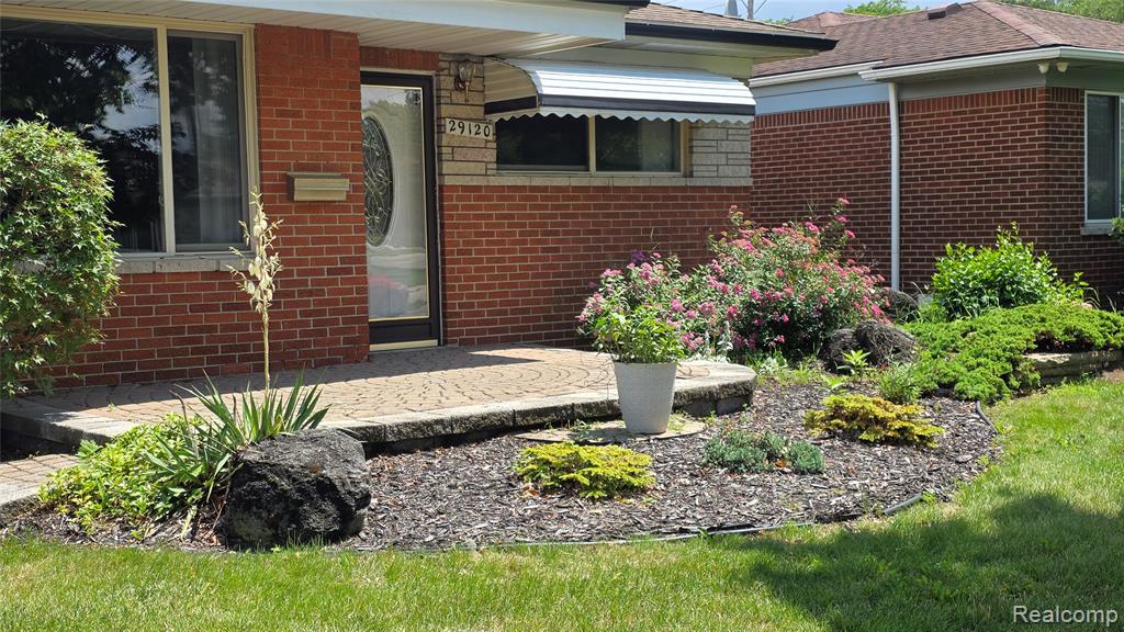 29120 Dover Avenue Property Photo 2