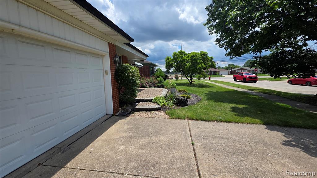 29120 Dover Avenue Property Photo 3