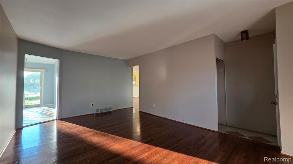 29120 Dover Avenue Property Photo 4