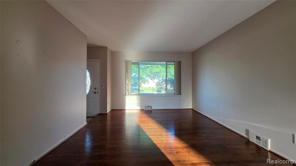 29120 Dover Avenue Property Photo 5