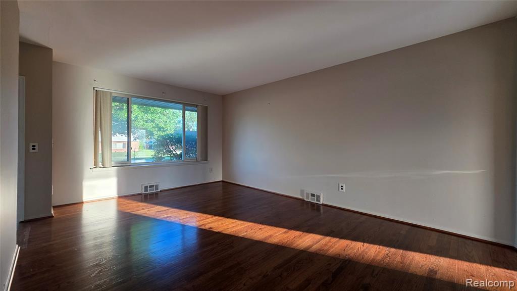 29120 Dover Avenue Property Photo 6