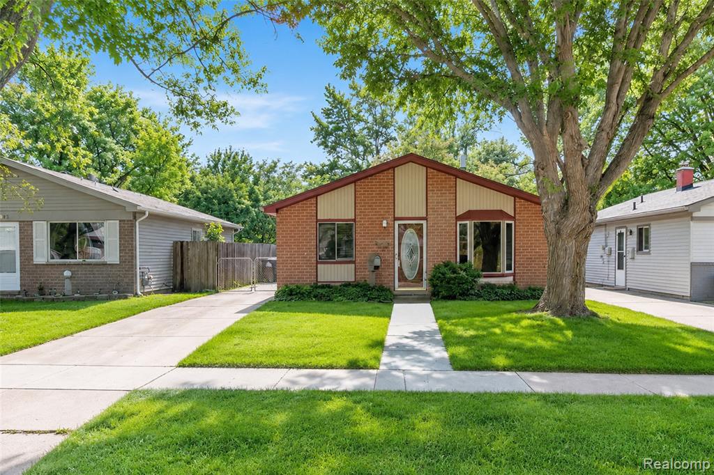 8095 Syracuse Street Property Photo 4