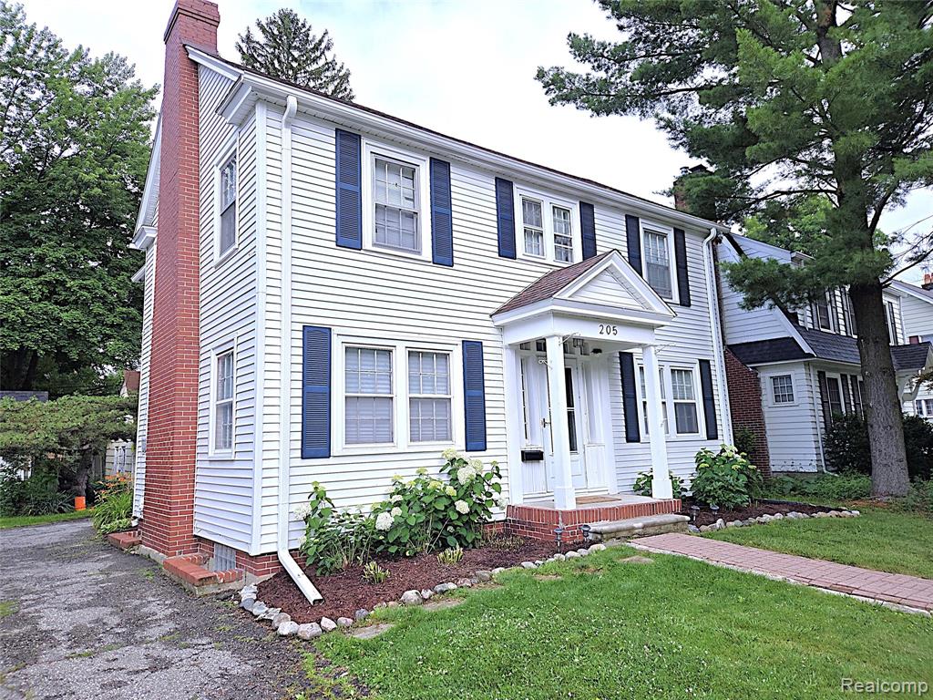 205 E Iroquois Road Property Photo 3