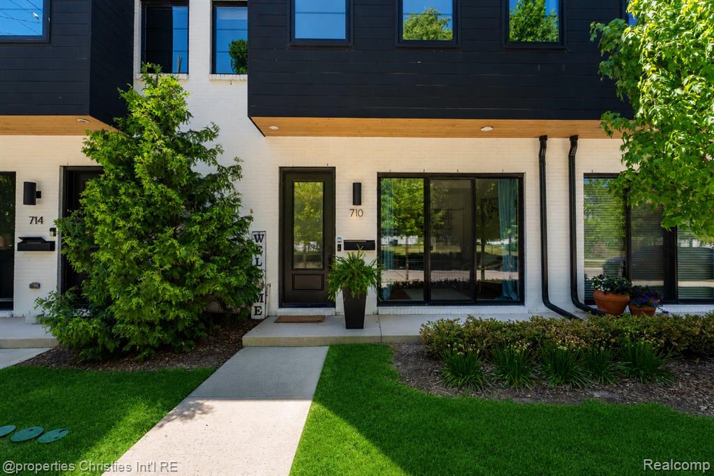 710 Parent Property Photo 2