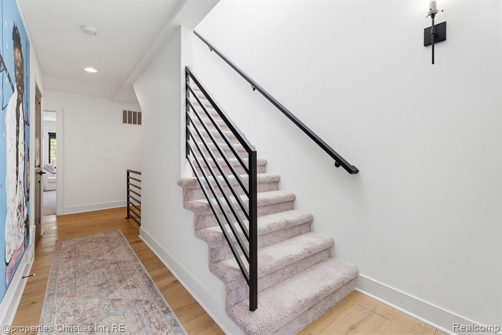 710 Parent Property Photo 32