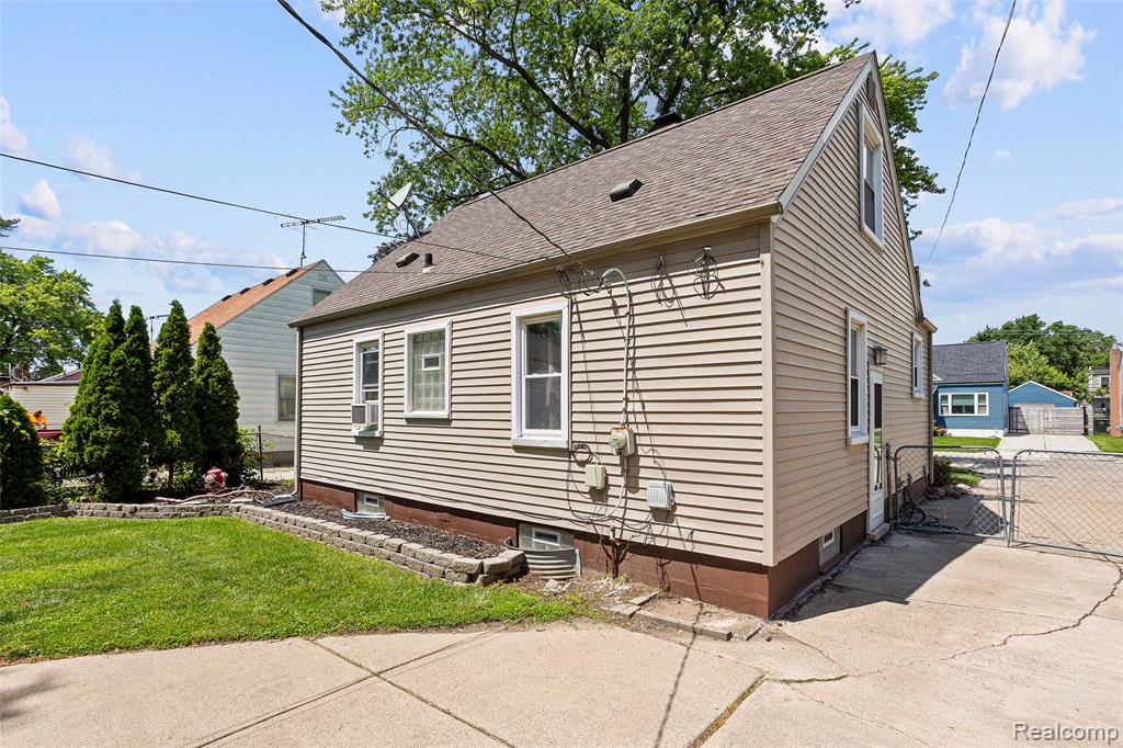 21726 Alger Street Property Photo 22