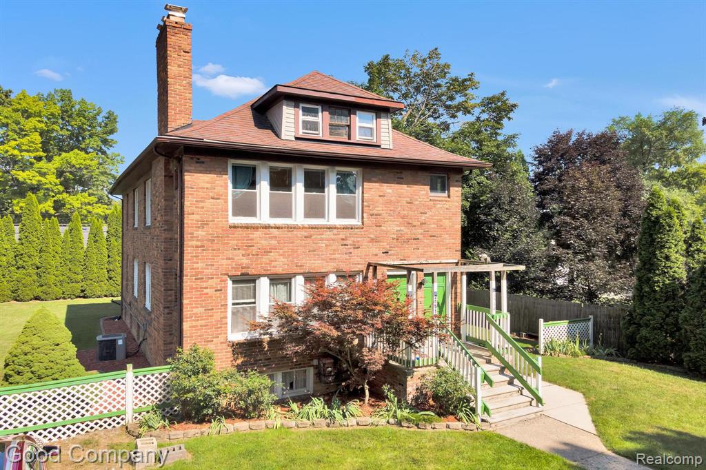 21516 Oxford Avenue Property Photo 2