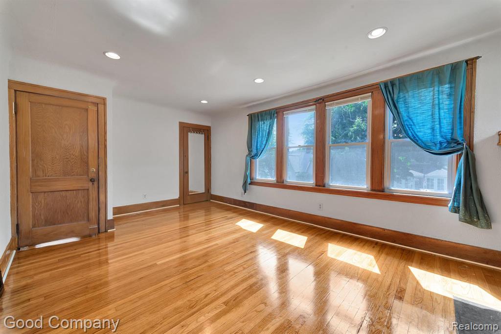 21516 Oxford Avenue Property Photo 7