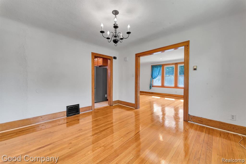 21516 Oxford Avenue Property Photo 9