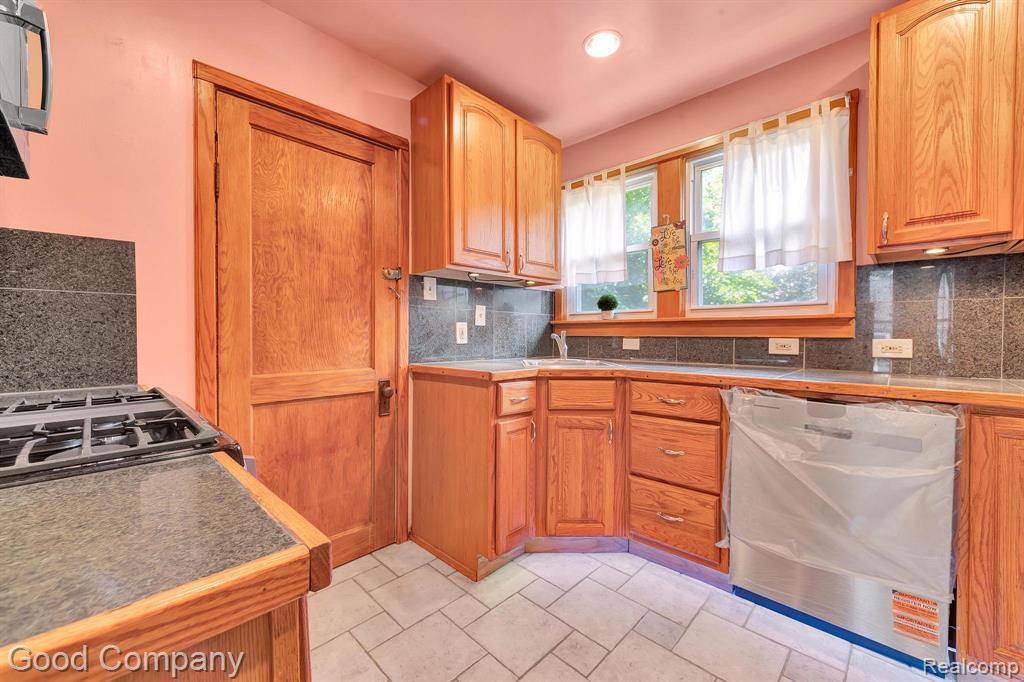 21516 Oxford Avenue Property Photo 10