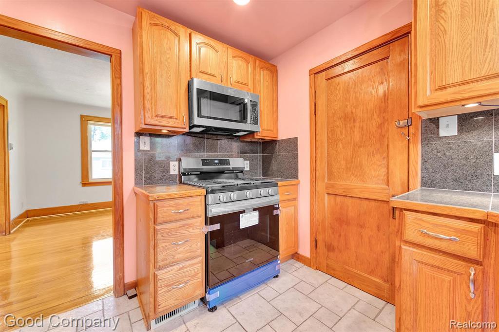 21516 Oxford Avenue Property Photo 11