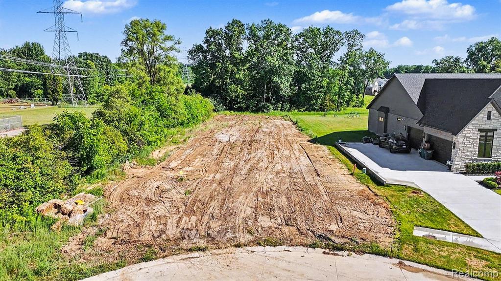 12739 N Pointe Drive Property Photo 2