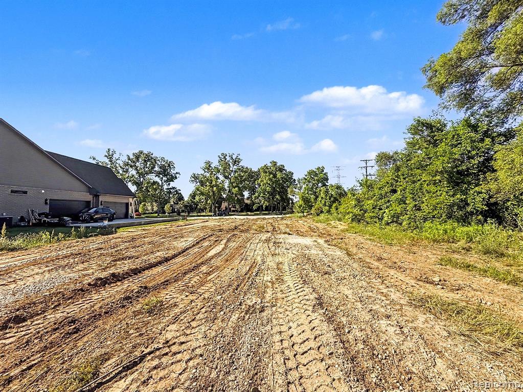 12739 N Pointe Drive Property Photo 4