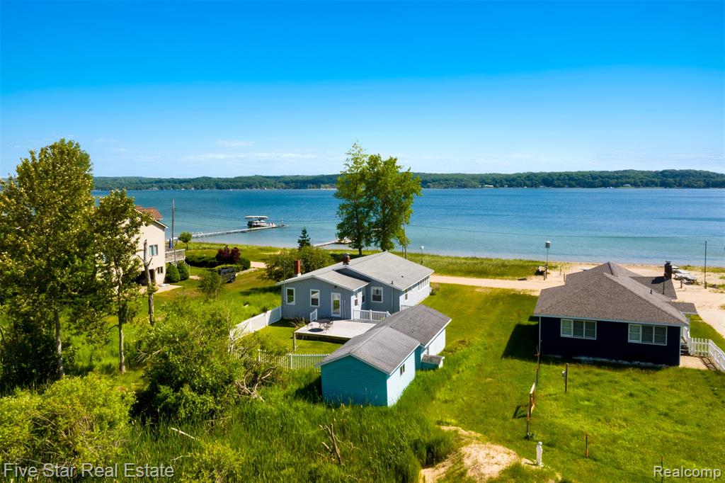 2588 Lakeview Road Property Photo 1