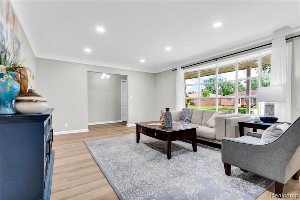 19039 Elsmere Avenue Property Photo 6