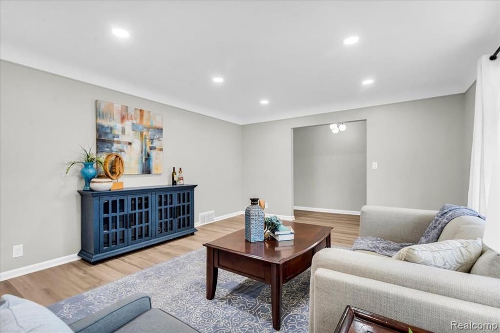 19039 Elsmere Avenue Property Photo 7
