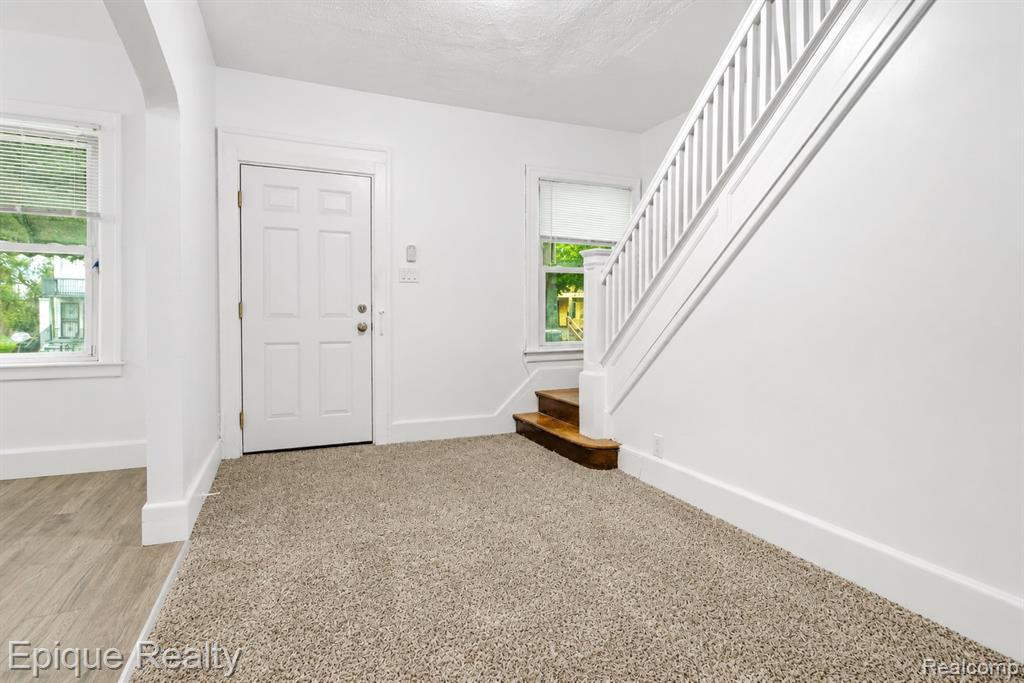 5045 Fairview Street Property Photo 7