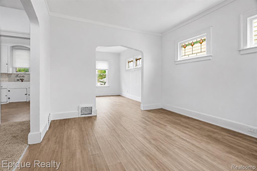 5045 Fairview Street Property Photo 8