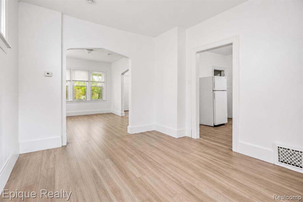 5045 Fairview Street Property Photo 10