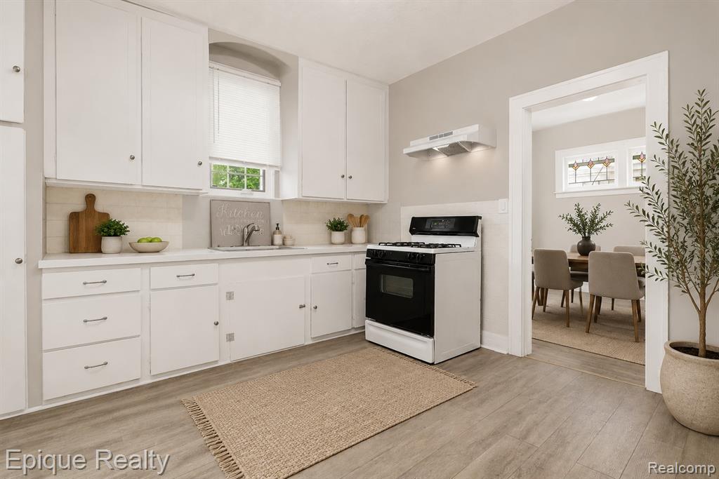 5045 Fairview Street Property Photo 13