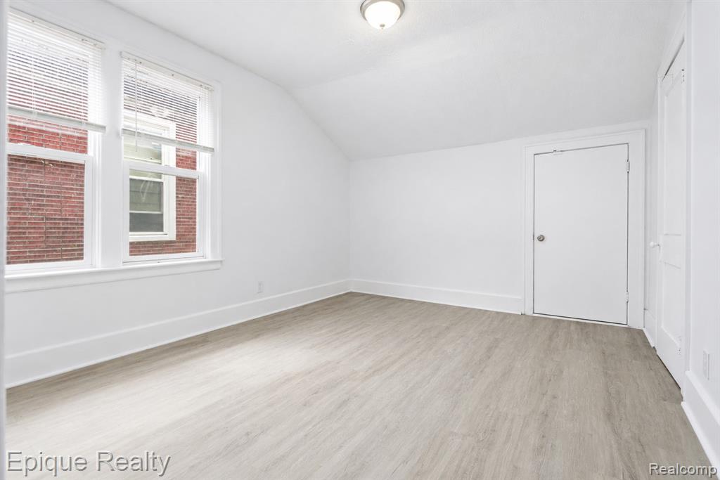 5045 Fairview Street Property Photo 18